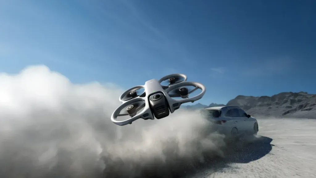 Dronele DJI zburând deasupra unui peisaj montan cu praf.