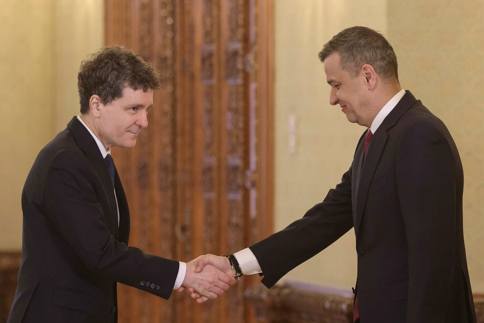 Sorin Grindeanu și Nicușor Dan se salută într-un cadru oficial.