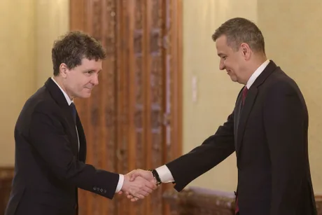 Sorin Grindeanu și Nicușor Dan se salută într-un cadru oficial.