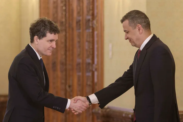 Sorin Grindeanu și Nicușor Dan se salută într-un cadru oficial.