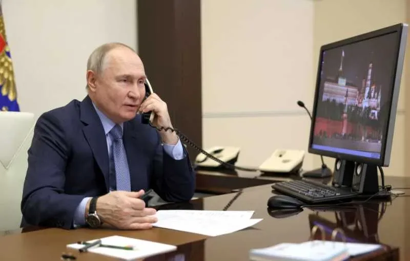 Vladimir Putin discută la telefon despre situația din Ucraina.