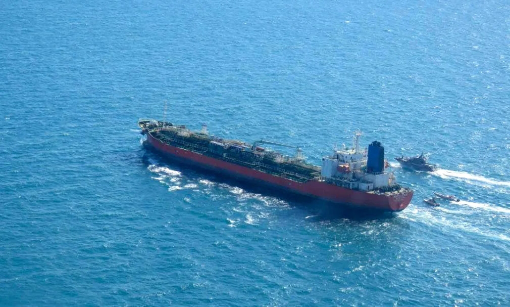 Vapor de transport maritim pe mare, navigând în ape deschise.