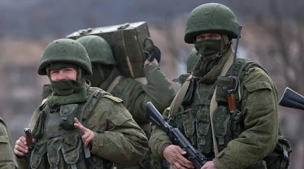 Soldați în echipament militar, pregătiți pentru misiuni de apărare.
