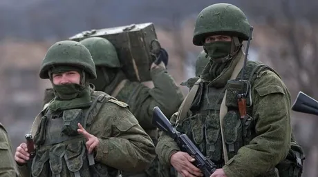 Soldați în echipament militar, pregătiți pentru misiuni de apărare.