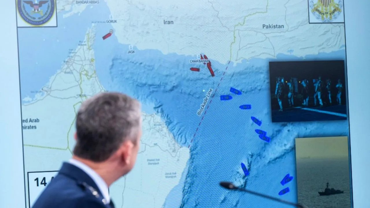 Harta Strâmtorii Ormuz, evidențiind rutele maritime și activitățile militare.