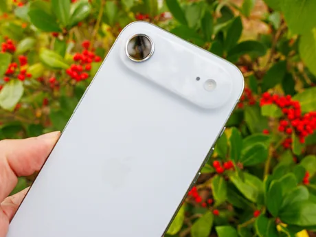 Detaliu al camerei ultra-wide de 48 MP a unui smartphone Apple
