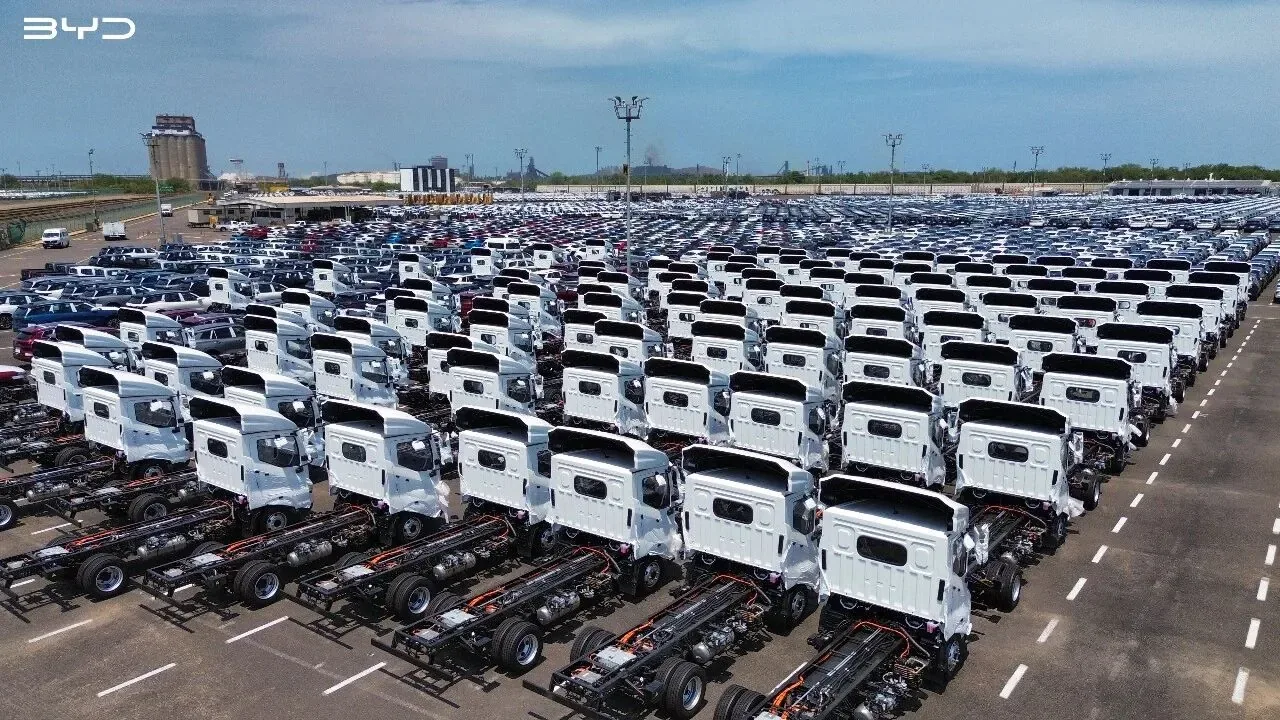 Flotă de camioane electrice T75 pregătite pentru livrare în Mexic.