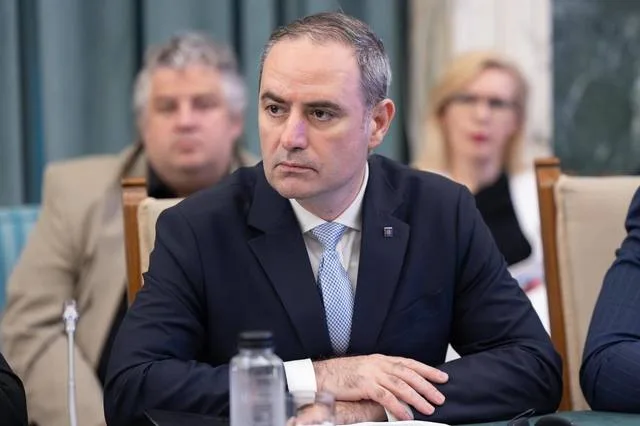 Ministrul Finanțelor discutând despre cheltuielile bugetare și dobânzi.