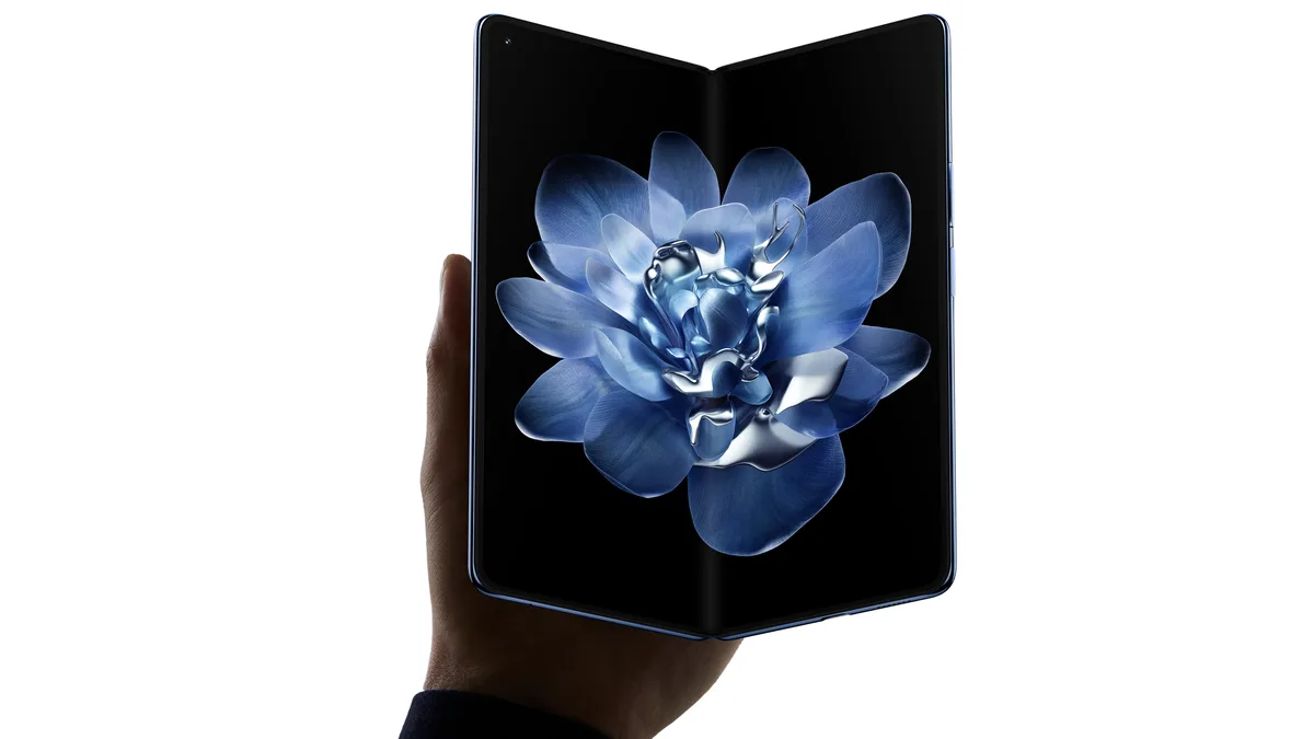 Un telefon pliabil Xiaomi cu un design elegant și modern.