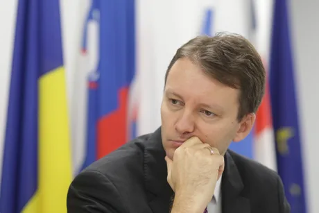 Siegfried Mureșan, politician român, în timpul unei conferințe de presă.