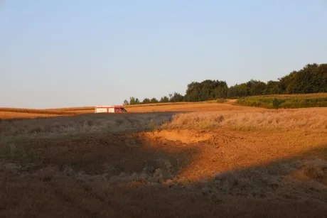 Crater lăsat de racheta rusească prăbușită în Polonia, în zonă nelocuită.