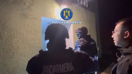 Ofițeri de poliție în acțiune la o percheziție nocturnă.