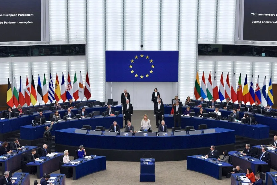 Parlamentul European în timpul unei sesiuni oficiale, cu steaguri ale statelor membre.