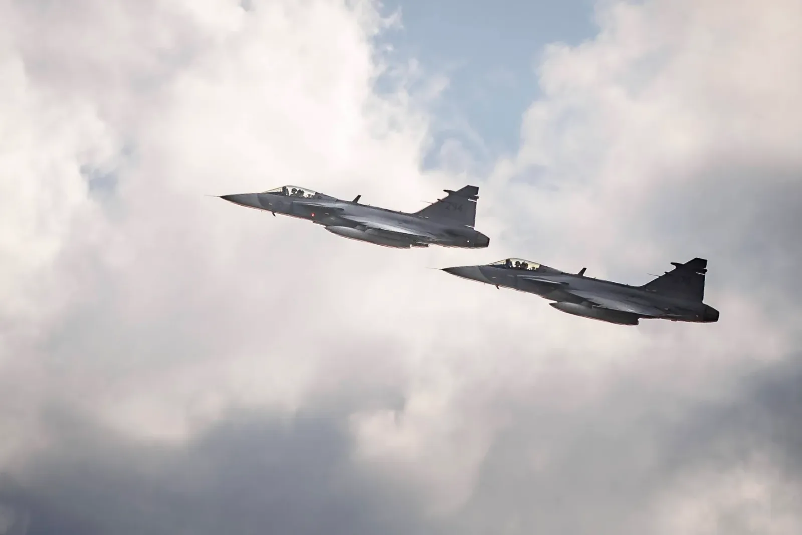 Avioane de vânătoare JAS 39 Gripen în zbor, supraveghind Marea Baltică.