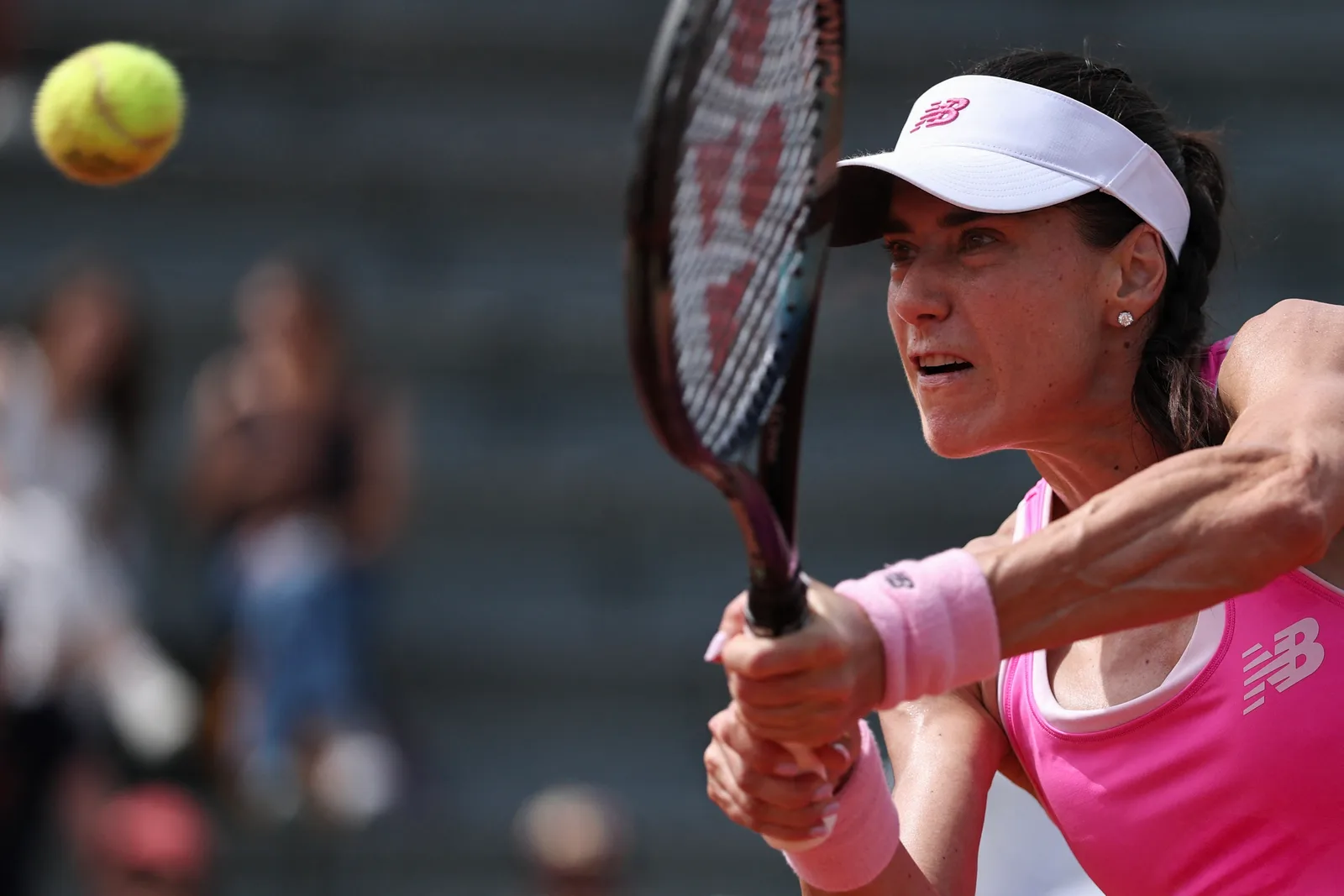 Sorana Cîrstea în acțiune pe terenul de tenis la Roland Garros.