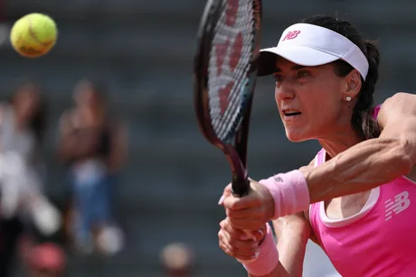 Sorana Cîrstea în acțiune pe terenul de tenis la Roland Garros.