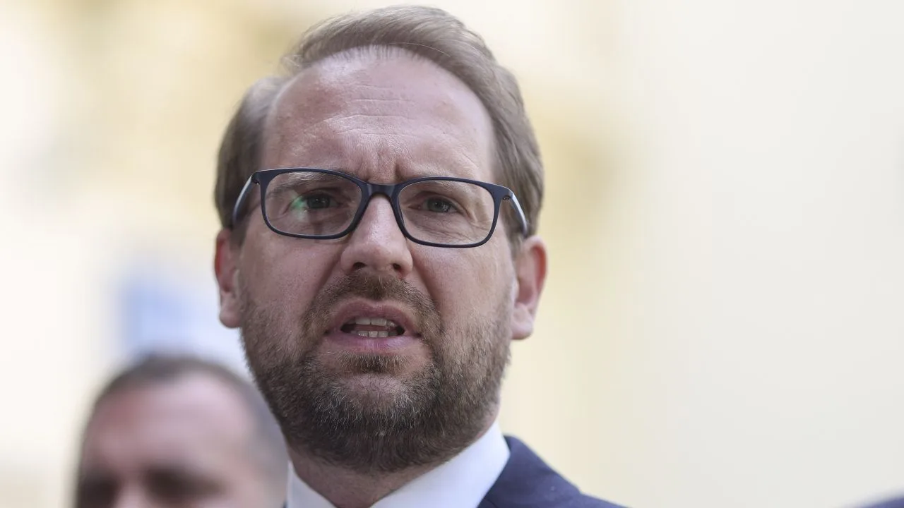 Dominic Fritz exprimându-și îngrijorările legate de mandatul său de primar.