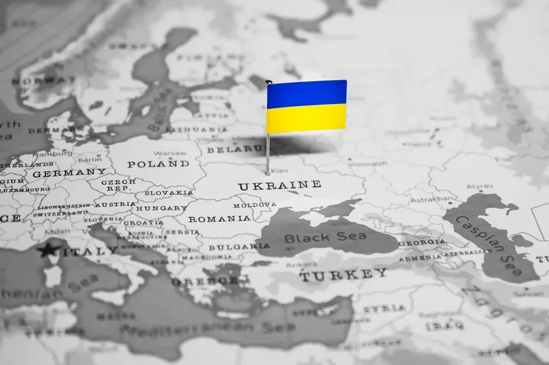 Hartă a Europei cu steagul Ucrainei marcat în centrul țării.
