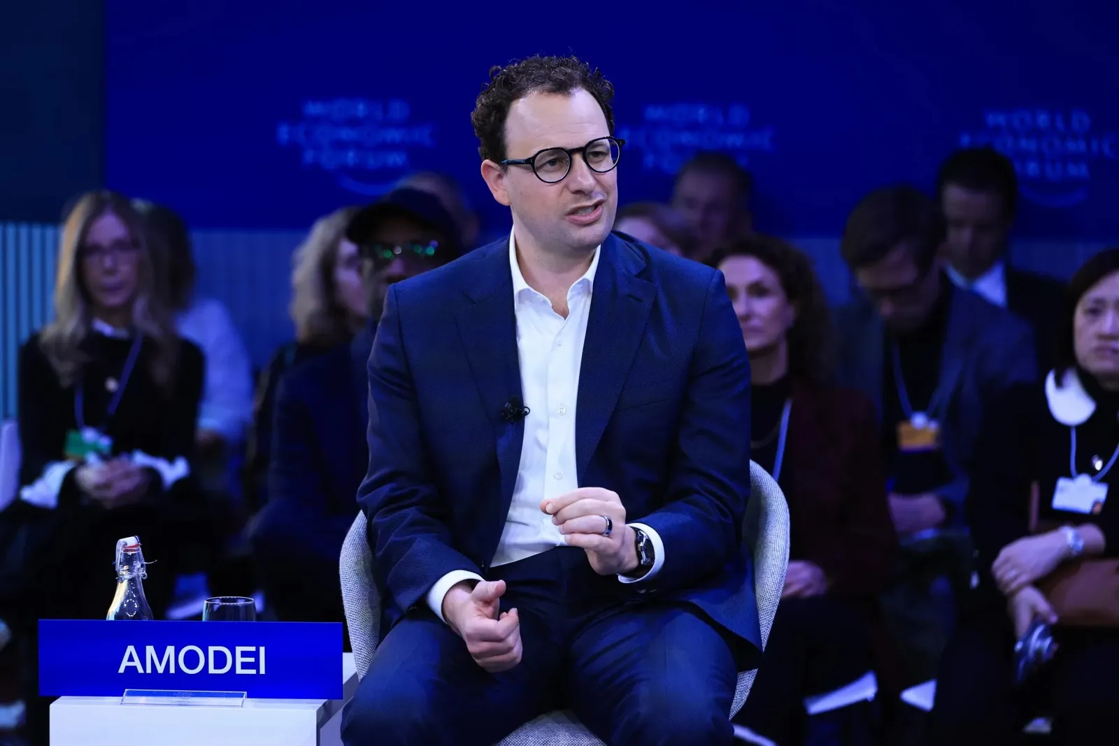 Dario Amodei discutând despre riscurile inteligenței artificiale avansate.