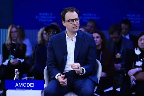 Dario Amodei discutând despre riscurile inteligenței artificiale avansate.