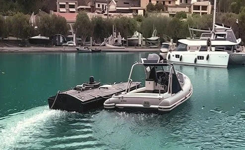 Dronă navală Magura V5 navigând în apele din jurul Lefkadei.