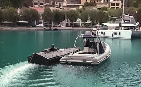 Dronă navală Magura V5 navigând în apele din jurul Lefkadei.