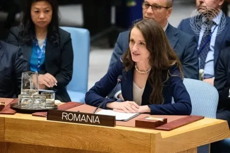 Reprezentantă a României la o sesiune internațională, discutând despre politici publice.