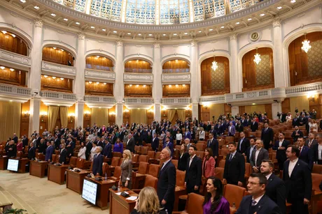 Senatorii în plen, discutând despre uniforma școlară obligatorie.