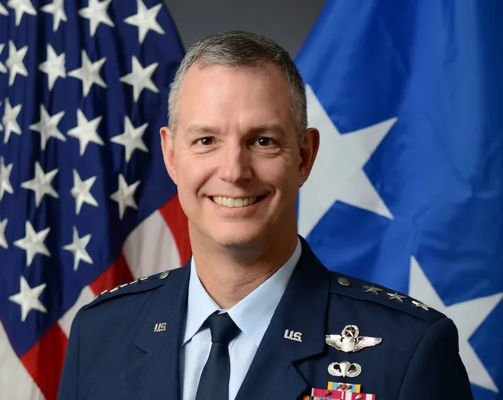 Generalul Alexus Grynkewich discutând despre cooperarea NATO în fața amenințărilor rusești.
