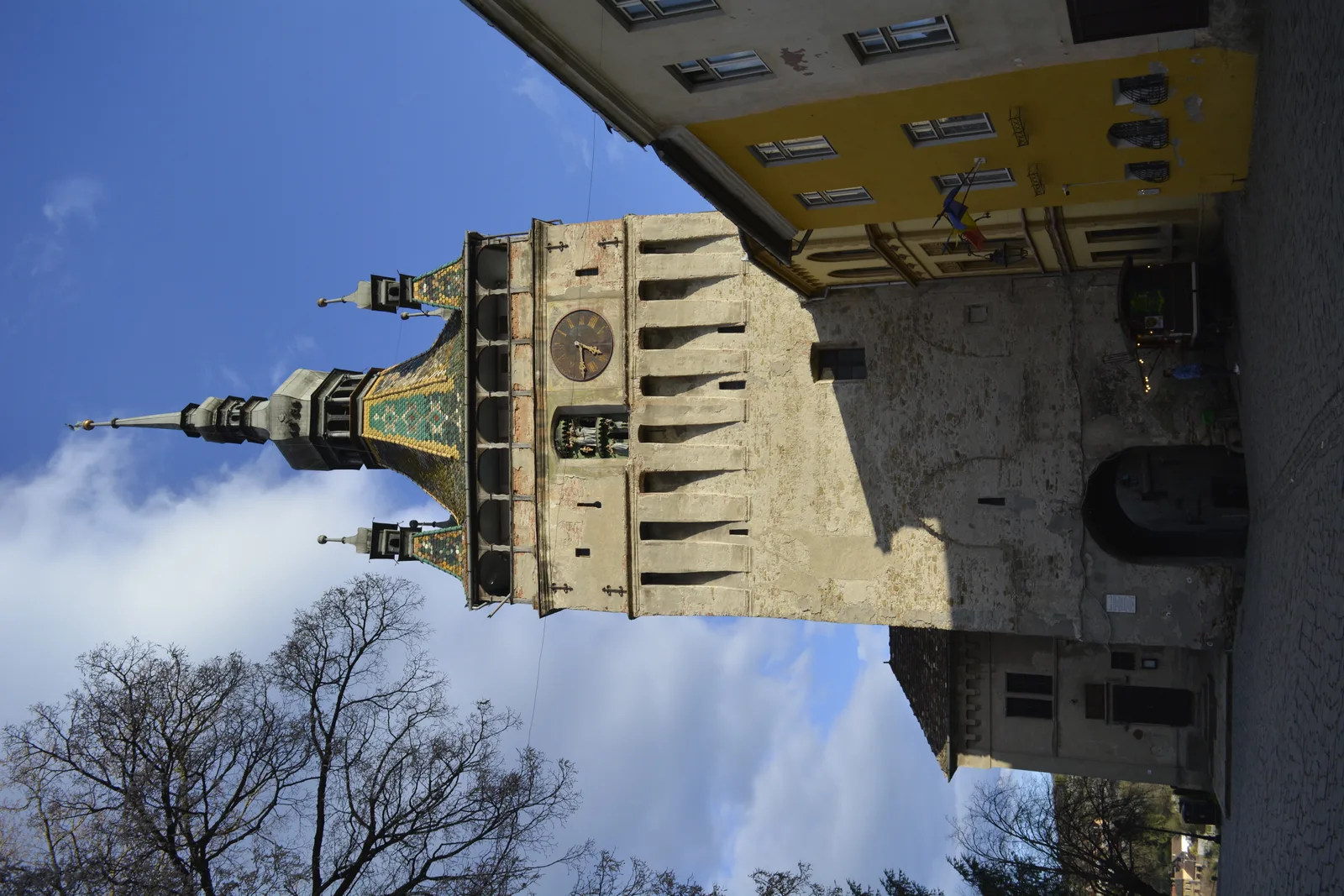 Turnul cu ceas din Cetatea Sighișoara, simbol al istoriei locale.