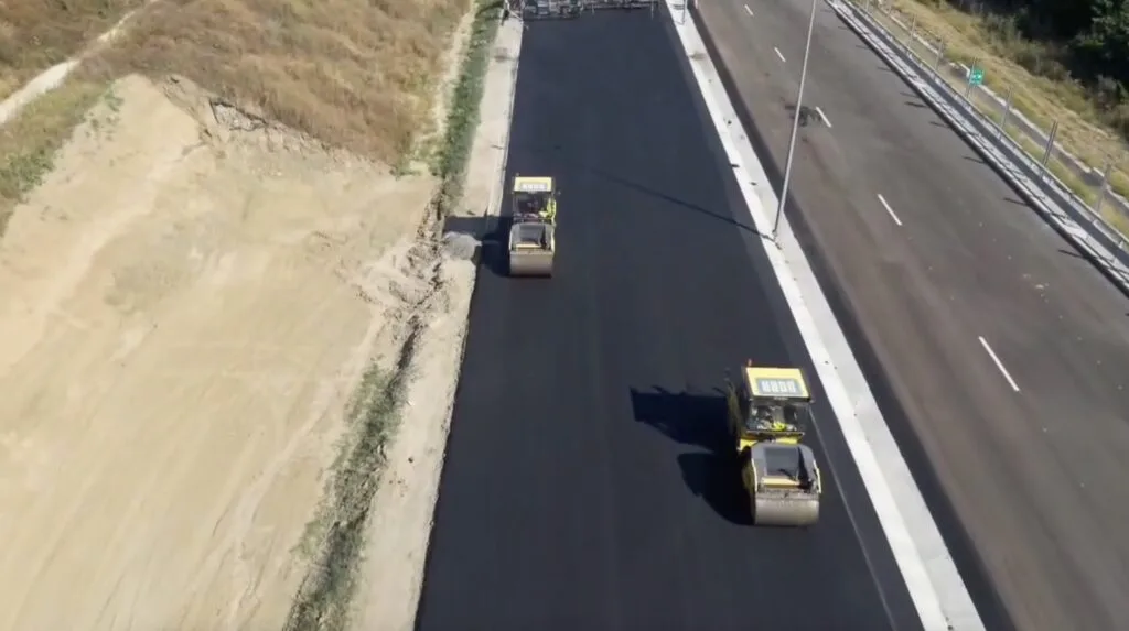 Lucrări de asfaltare pe secțiunea 4 a autostrăzii A1.