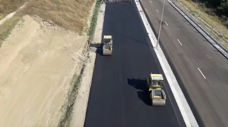 Lucrări de asfaltare pe secțiunea 4 a autostrăzii A1.