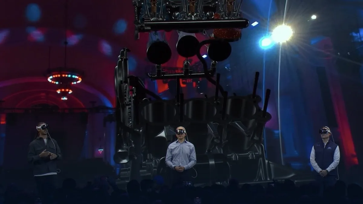 Prezentatori cu Apple Vision Pro pe scenă la evenimentul Red Bull F1