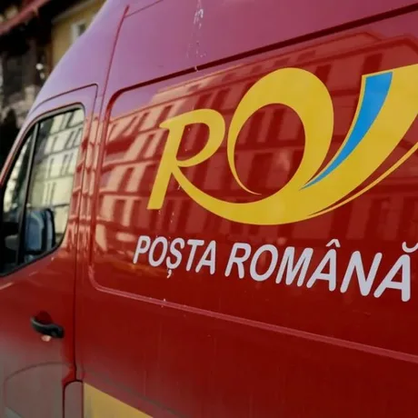 Autovehicul al Poștei Române, simbol al livrărilor rapide și eficiente.