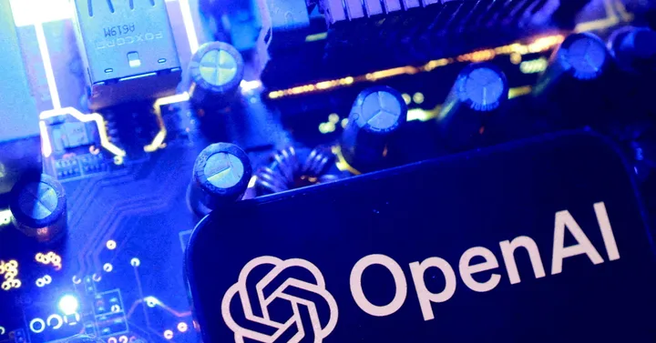 Logo OpenAI pe un fundal tehnologic, evidențiind inovația în inteligența artificială.
