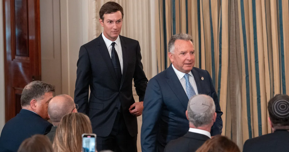 Jared Kushner și Steve Witkoff în timpul unei întâlniri oficiale.