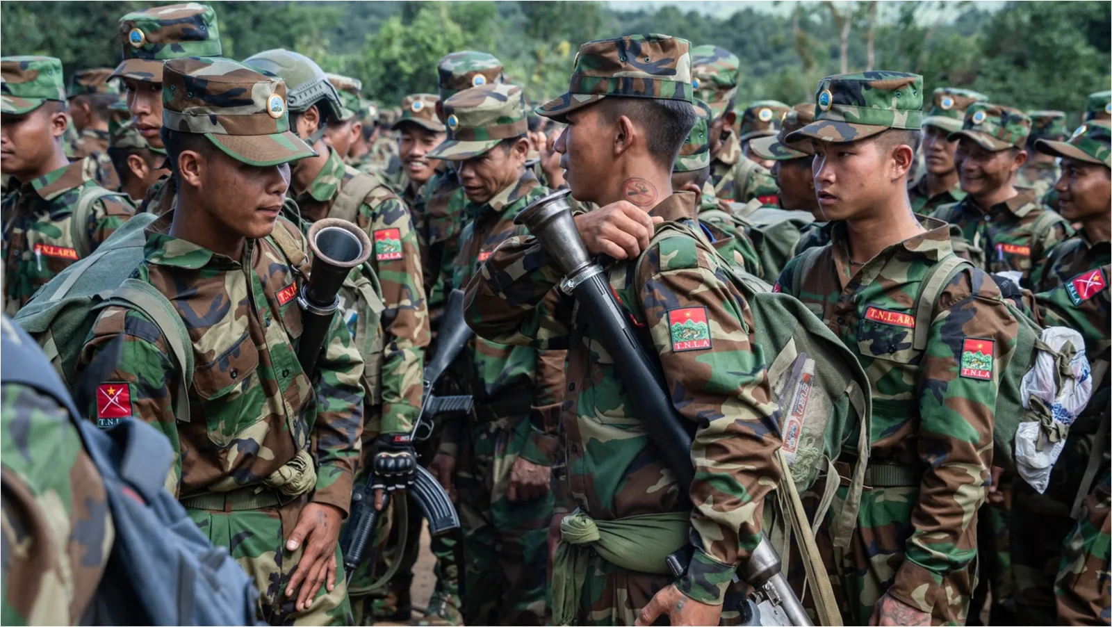 Soldați din Myanmar pregătiți pentru acțiune în contextul conflictului armat.