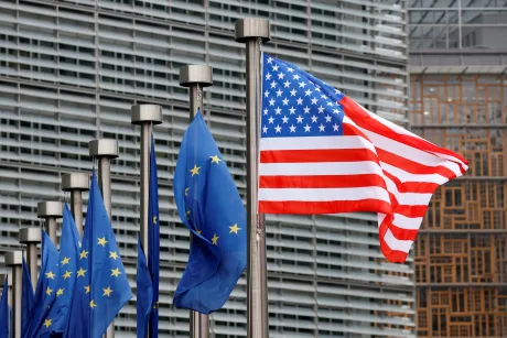 Steagurile Uniunii Europene și Statelor Unite fluturând împreună.