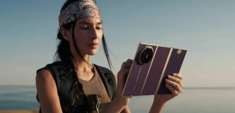 Huawei Mate XT 2 pliabil în formă de U, cu ecran extern dedicat.