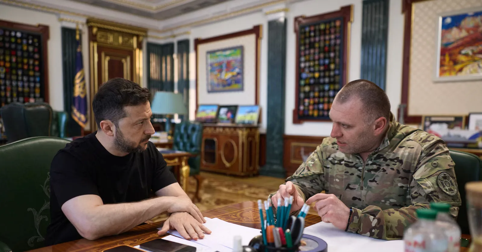 Discuție între liderul ucrainean și comandantul forțelor de drone despre strategii militare.