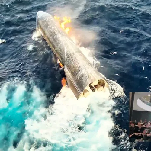 Starship plutind pe ocean, cu flăcări și fum în jur.