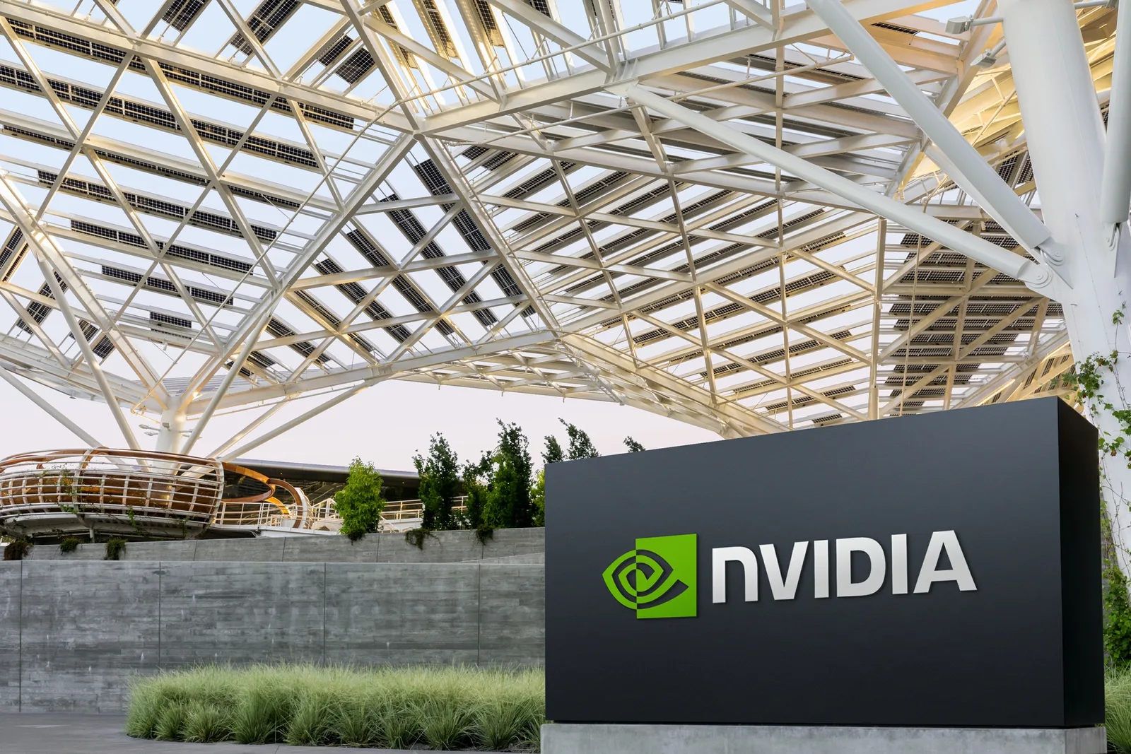 Sediul NVIDIA, un simbol al inovației tehnologice moderne.