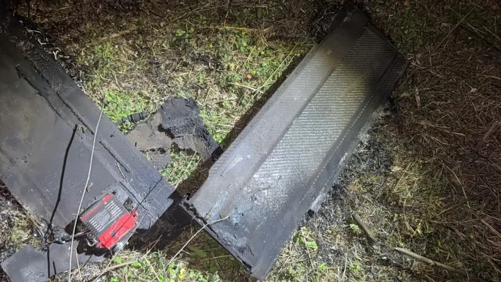 Resturi ale dronei prăbușite în Solca, Suceava.