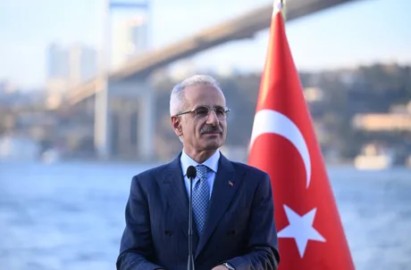 Ministrul turc al Transporturilor discutând despre navele care au traversat Strâmtoarea Ormuz.