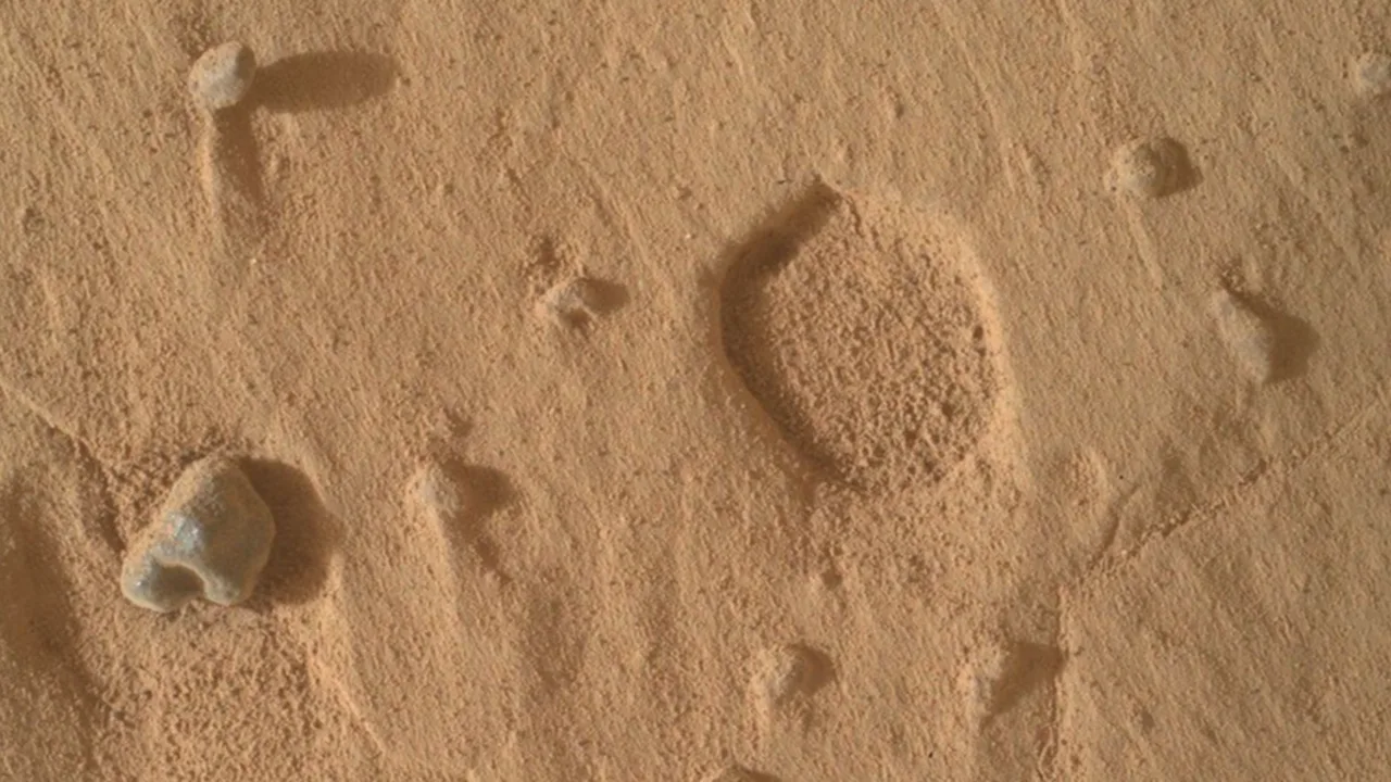 Gropi neobișnuite pe suprafața lui Marte, descoperite de roverul Curiosity.