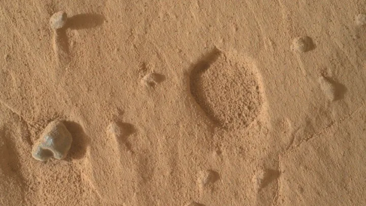 Gropi neobișnuite pe suprafața lui Marte, descoperite de roverul Curiosity.