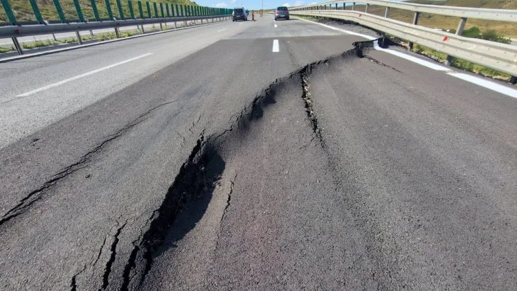 Degradarea asfaltului pe Autostrada A10, km 66, din cauza surpării terenului.
