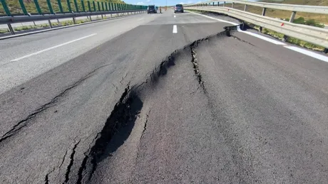 Degradarea asfaltului pe Autostrada A10, km 66, din cauza surpării terenului.