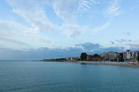 Peisaj de coastă din Bulgaria, cu clădiri și apă liniștită.