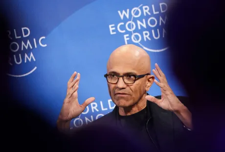 Satya Nadella discutând despre inovațiile Microsoft în AI.